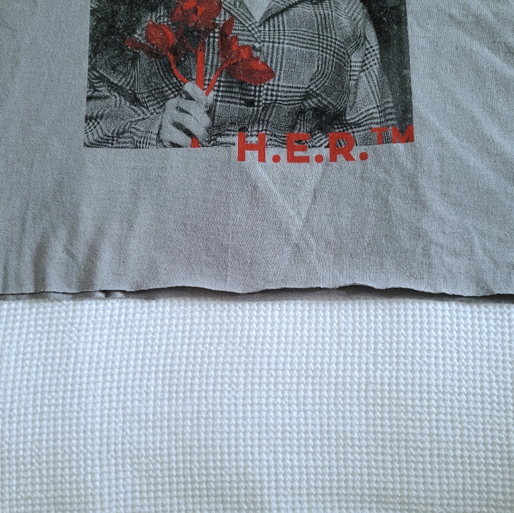 Goodie Two✌ Sleeves H.E.R. (Gabriella Sarmiento Wilson)🎤 Graphic Tee👕 - NWT - Picture 8 of 13